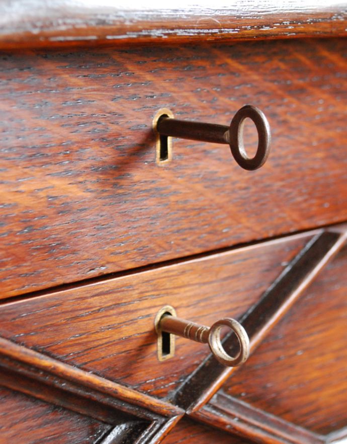 ロイドテーブル アンティーク家具 玄関で使える英国のアンティーク家具、鍵付きのホールテーブル。鍵が2本付いています。(q-634-f)