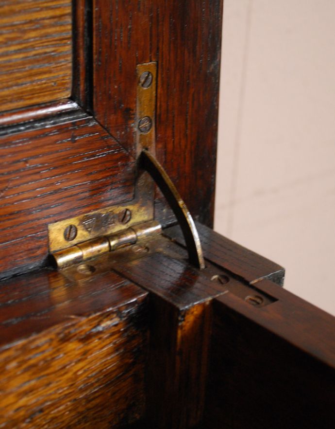 ロイドテーブル アンティーク家具 玄関で使える英国のアンティーク家具、鍵付きのホールテーブル。天板には金具が付いているので、安心してお使い下さい。(q-634-f)