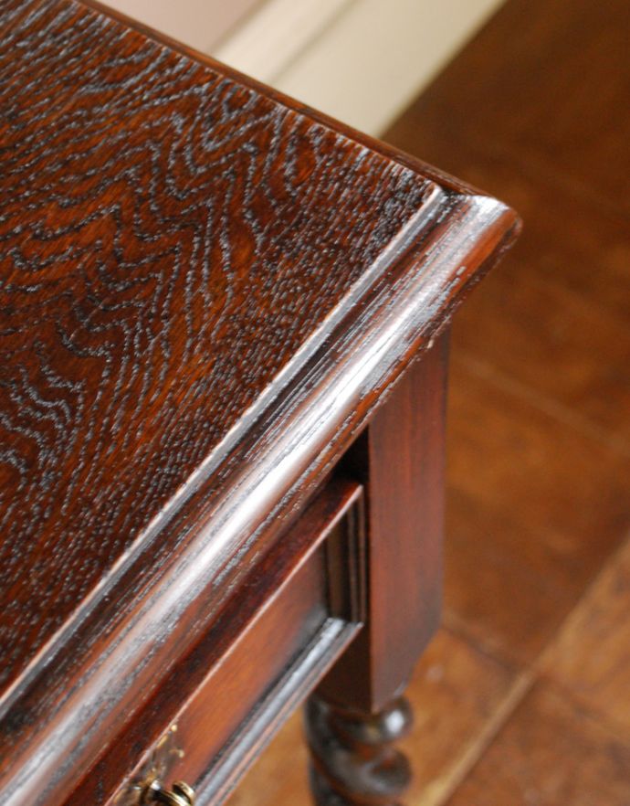 ロイドテーブル アンティーク家具 玄関で使える英国のアンティーク家具、鍵付きのホールテーブル。天板にもカッティングが施されていて、上品です。(q-634-f)