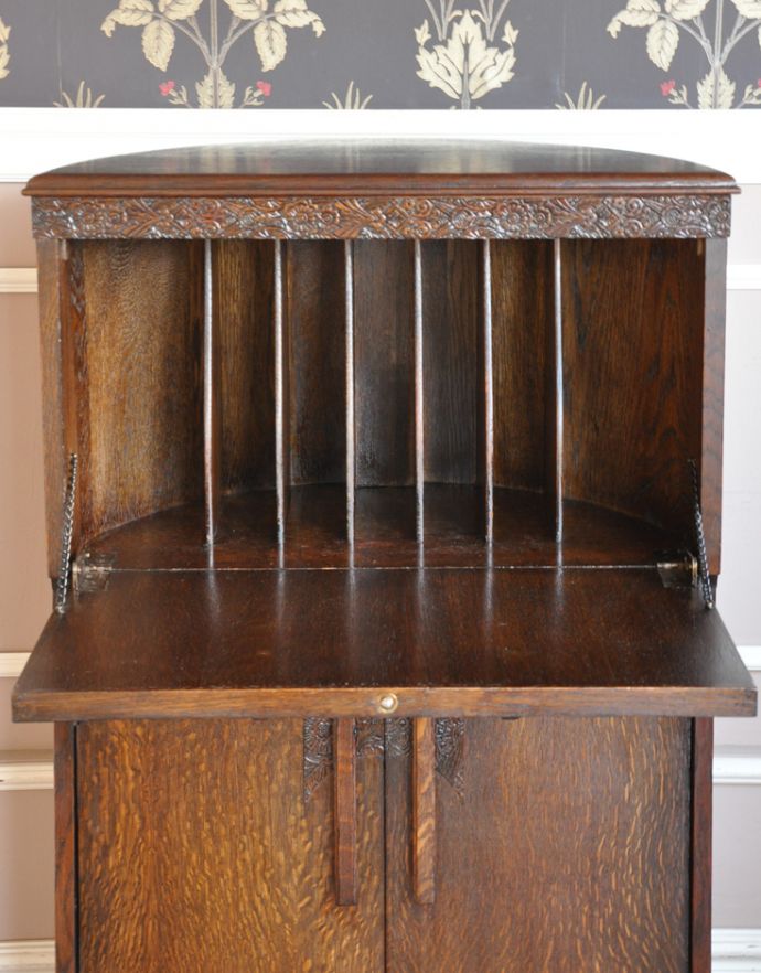 サイドバイサイド　アンティーク家具　両面使える美しいアンティーク英国家具、ライティングビューロー（デスク）。この通り天板は広々しているので、パソコンデスクとしても活躍してくれます。(q-635-f)