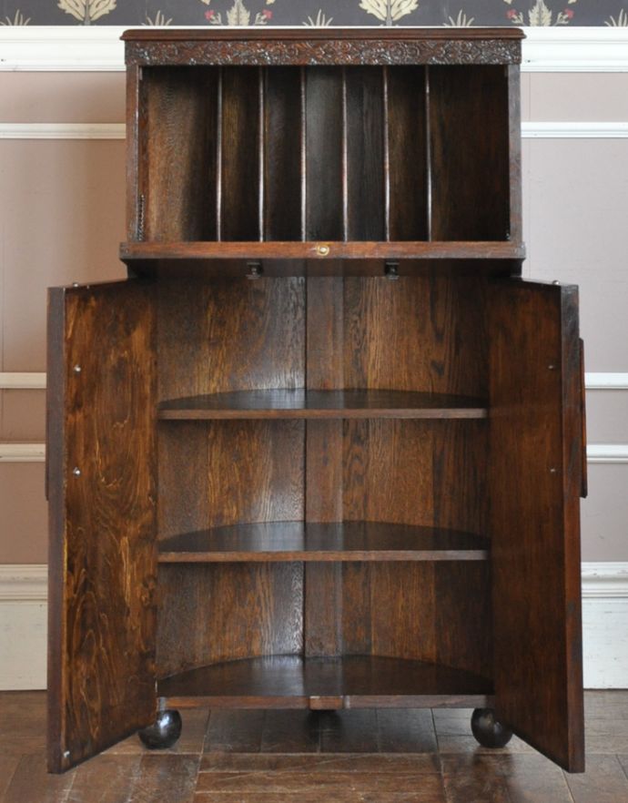 サイドバイサイド　アンティーク家具　両面使える美しいアンティーク英国家具、ライティングビューロー（デスク）。キレイな状態でお届けするので、安心してお使いください。(q-635-f)