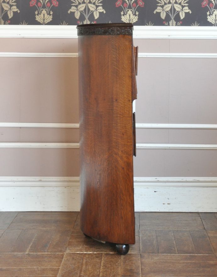 サイドバイサイド　アンティーク家具　両面使える美しいアンティーク英国家具、ライティングビューロー（デスク）。ビューローを閉じると、スッキリとしたキャビネットに。(q-635-f)