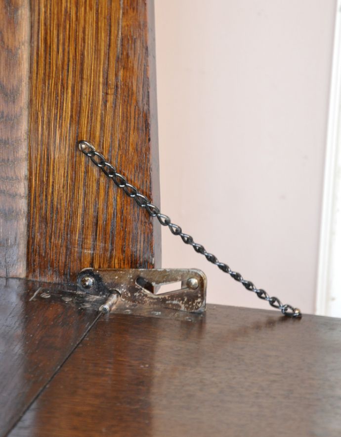 サイドバイサイド　アンティーク家具　両面使える美しいアンティーク英国家具、ライティングビューロー（デスク）。チェーンが付いています。(q-635-f)