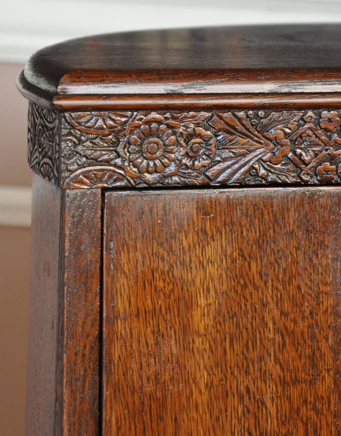 サイドバイサイド　アンティーク家具　両面使える美しいアンティーク英国家具、ライティングビューロー（デスク）。２つとないアンティークらしい職人の技を感じる装飾です。(q-635-f)