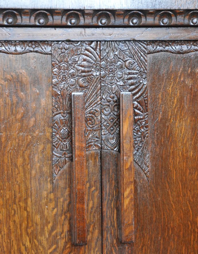 サイドバイサイド　アンティーク家具　両面使える美しいアンティーク英国家具、ライティングビューロー（デスク）。贅沢なほどに施された彫の装飾！リッチな気分で心を満たしてくれます。(q-635-f)