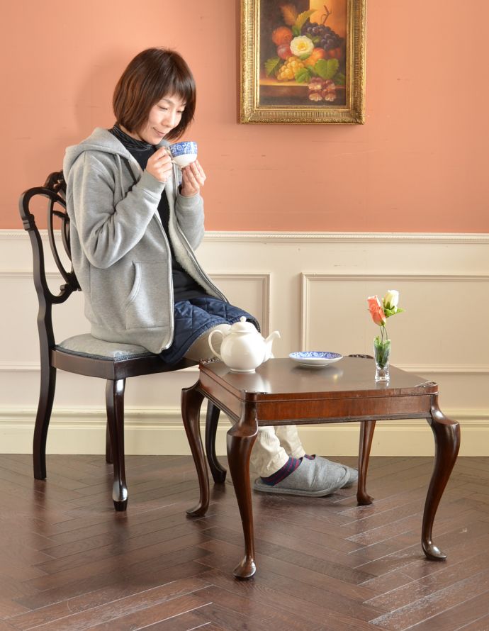 ロイドテーブル アンティーク家具 英国のアンティーク家具、天板の装飾が美しいコーヒーテーブル(長方形)。玄関で花器を飾ったり、ソファの前に持ってくれば、ちょうどいいサイドテーブルに。(q-637-f)