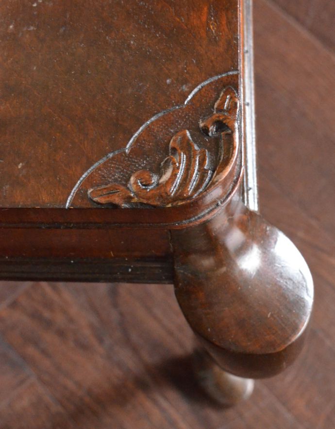 ロイドテーブル アンティーク家具 英国のアンティーク家具、天板の装飾が美しいコーヒーテーブル(長方形)。天板の角には繊細な装飾がポイントになっています。(q-637-f)