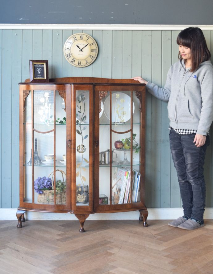 アンティークのキャビネット アンティーク家具 美しいガラス扉のアンティーク家具、薔薇の模様のガラスキャビネット(飾り棚)。ショーケースのように、お気に入りの雑貨や食器を並べてみましょう。(q-638-f)