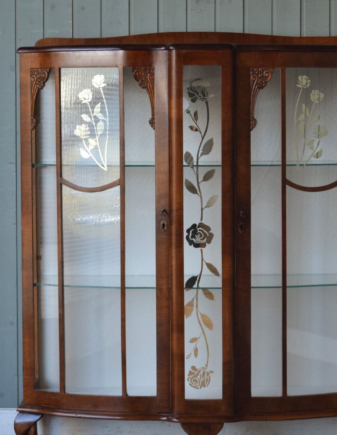 アンティークのキャビネット アンティーク家具 美しいガラス扉のアンティーク家具、薔薇の模様のガラスキャビネット(飾り棚)。どんなものを飾っても、素敵に見えてしまうキャビネット。(q-638-f)