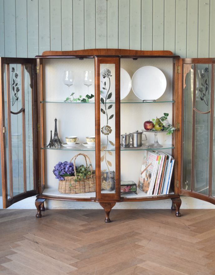 アンティークのキャビネット アンティーク家具 美しいガラス扉のアンティーク家具、薔薇の模様のガラスキャビネット(飾り棚)。中も美しい状態です。(q-638-f)