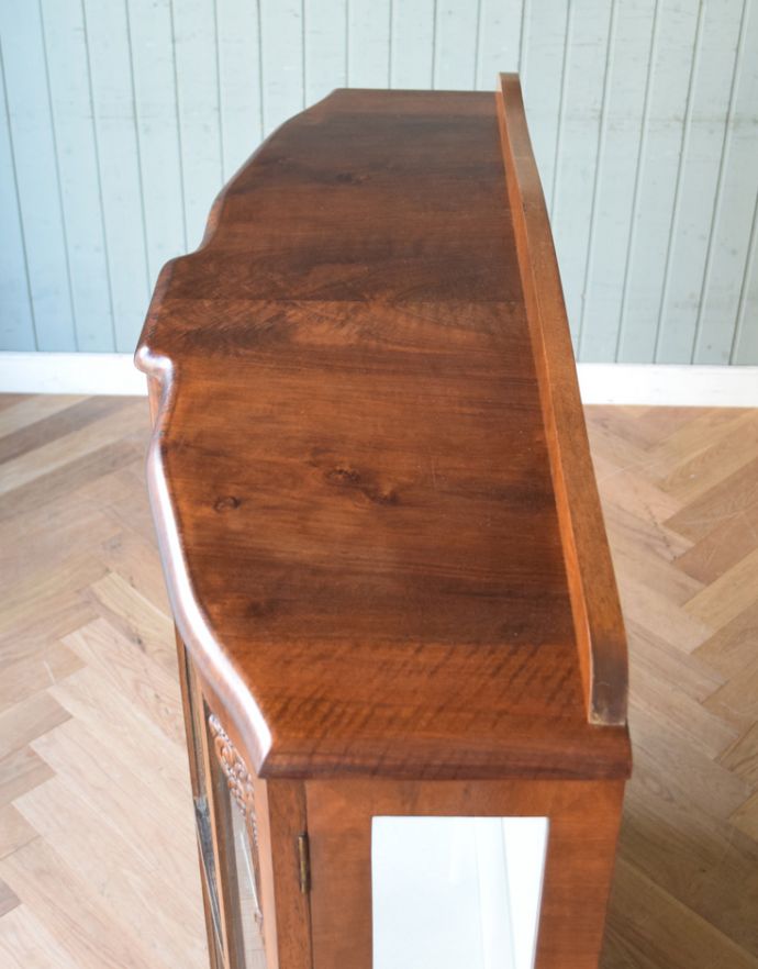 アンティークのキャビネット アンティーク家具 美しいガラス扉のアンティーク家具、薔薇の模様のガラスキャビネット(飾り棚)。天板もピカピカにお直ししました。(q-638-f)