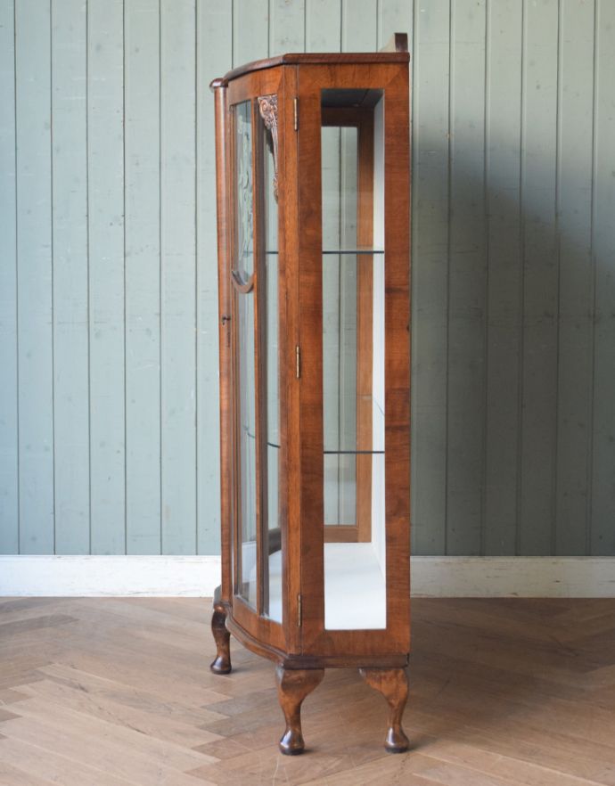 アンティークのキャビネット アンティーク家具 美しいガラス扉のアンティーク家具、薔薇の模様のガラスキャビネット(飾り棚)。サイドもガラスなので、どこから見ても美しいです!しっかり作られているので、安心してお使いいただけます。(q-638-f)