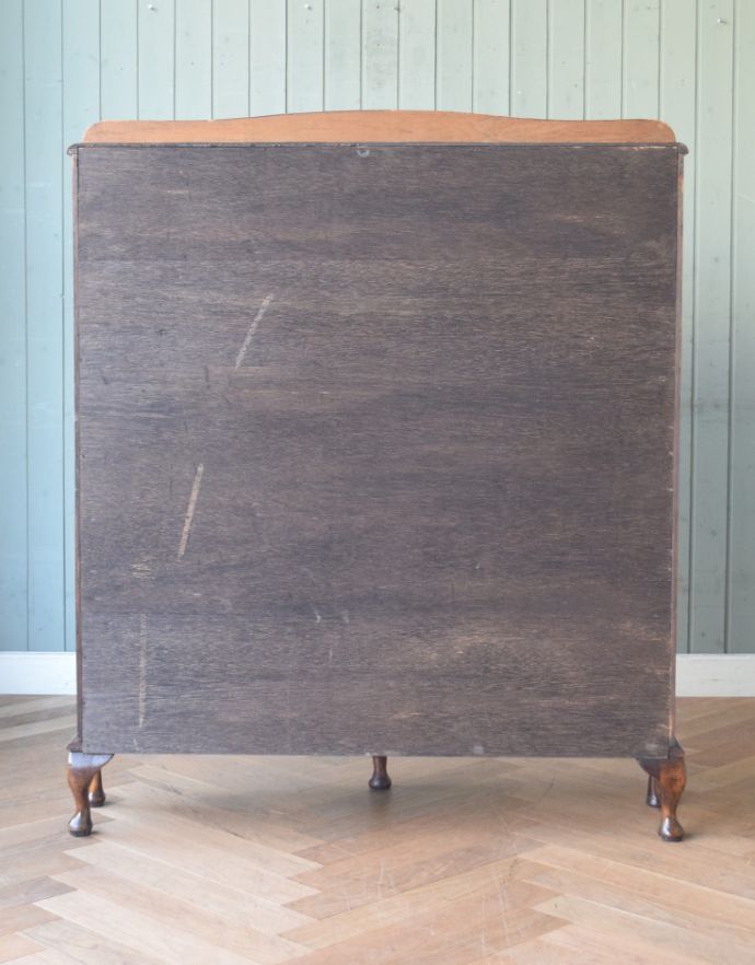 アンティークのキャビネット アンティーク家具 美しいガラス扉のアンティーク家具、薔薇の模様のガラスキャビネット(飾り棚)。きちんとメンテナンスしてあるので、裏側もキレイです。(q-638-f)