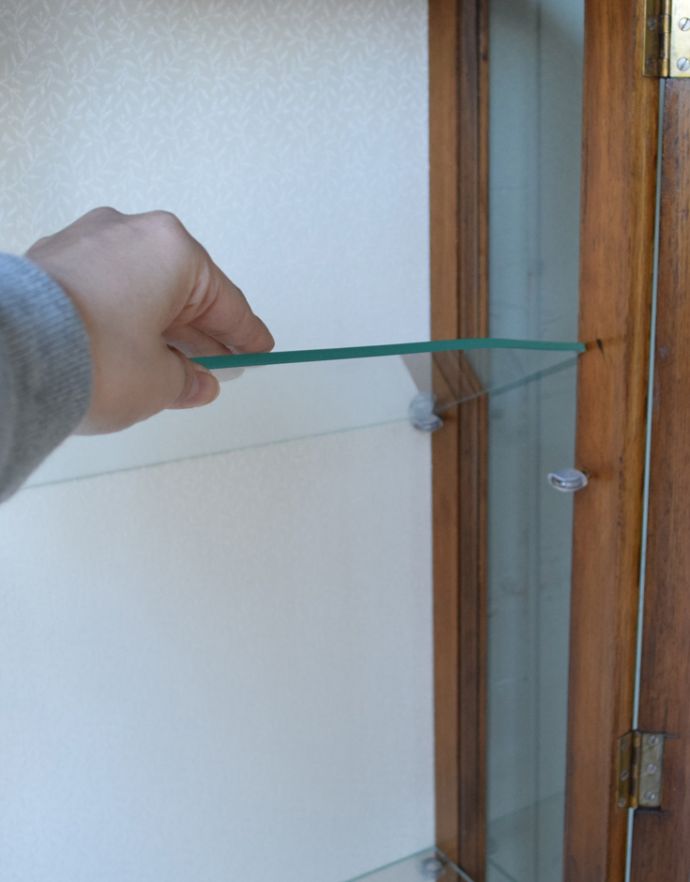 アンティークのキャビネット アンティーク家具 美しいガラス扉のアンティーク家具、薔薇の模様のガラスキャビネット(飾り棚)。ガラスの棚板は可動です。(q-638-f)