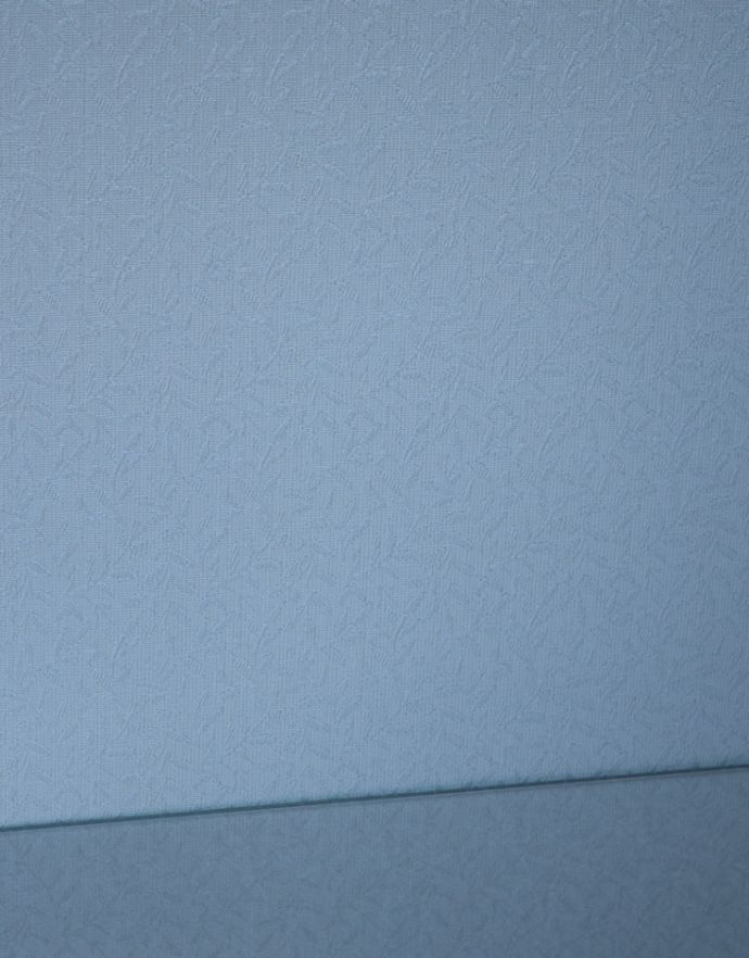 アンティークのキャビネット アンティーク家具 美しいガラス扉のアンティーク家具、薔薇の模様のガラスキャビネット(飾り棚)。柄物の食器やお気に入りのアイテムが引き立つようなシンプルな生地に新しく張り替えました。(q-638-f)