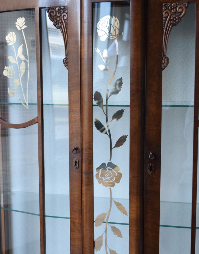 アンティークのキャビネット アンティーク家具 美しいガラス扉のアンティーク家具、薔薇の模様のガラスキャビネット(飾り棚)。ガラスももちろん当時のもの。(q-638-f)