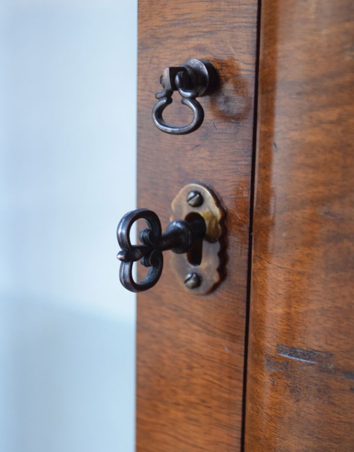 アンティークのキャビネット アンティーク家具 美しいガラス扉のアンティーク家具、薔薇の模様のガラスキャビネット(飾り棚)。取っ手がちょこんと付いています。(q-638-f)