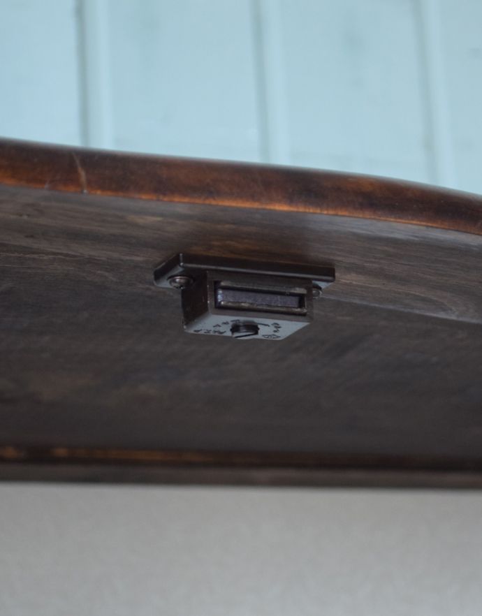 アンティークのキャビネット アンティーク家具 美しいガラス扉のアンティーク家具、薔薇の模様のガラスキャビネット(飾り棚)。扉にはマグネットが付いているので、開け閉めがスムーズです。(q-638-f)