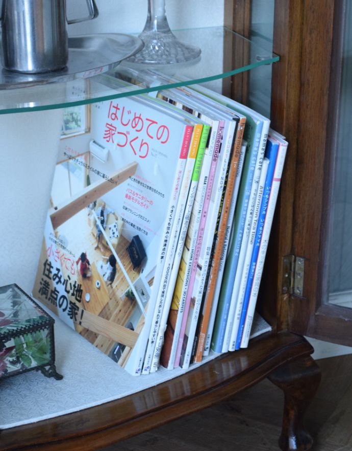 アンティークのキャビネット アンティーク家具 美しいガラス扉のアンティーク家具、薔薇の模様のガラスキャビネット(飾り棚)。雑誌やA4ファイルなどの収納もできます。(q-638-f)