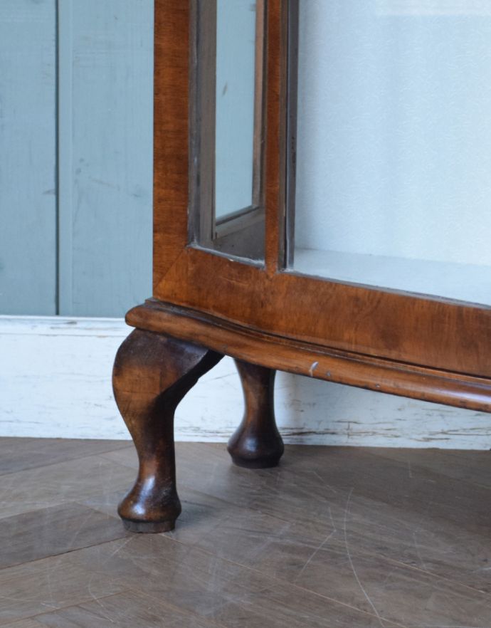 アンティークのキャビネット アンティーク家具 美しいガラス扉のアンティーク家具、薔薇の模様のガラスキャビネット(飾り棚)。きちんと支えます。(q-638-f)