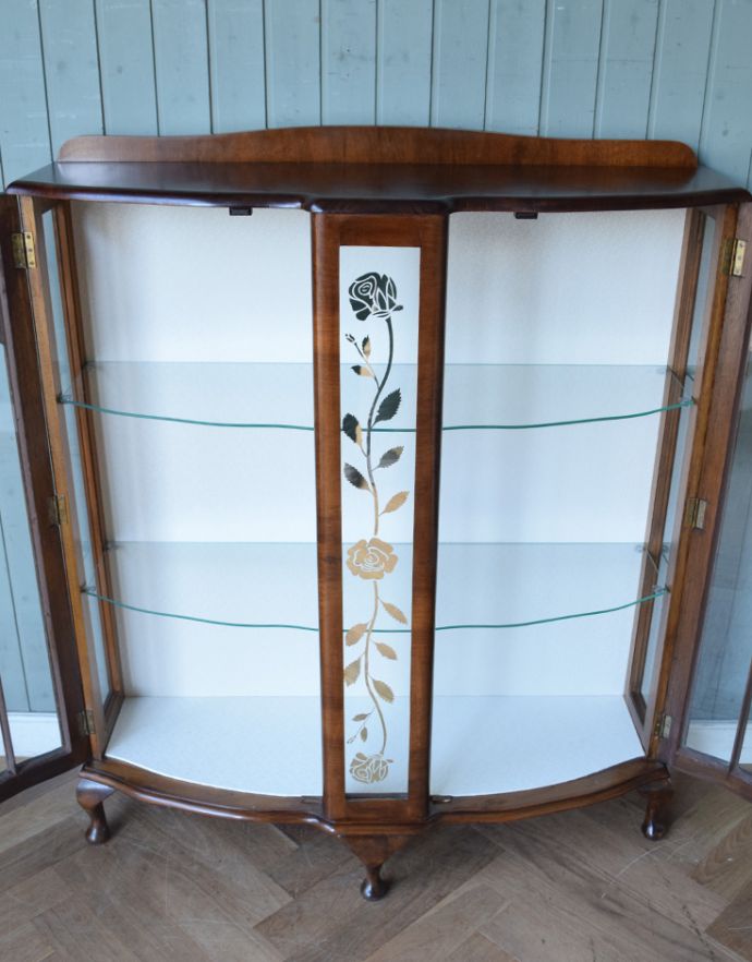 アンティークのキャビネット アンティーク家具 美しいガラス扉のアンティーク家具、薔薇の模様のガラスキャビネット(飾り棚)。キレイに修復してありますので、いろんなものを収納して下さい。(q-638-f)