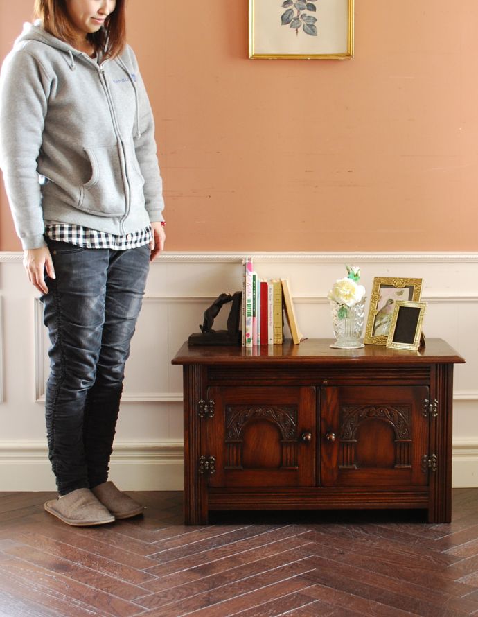 アンティークのキャビネット　アンティーク家具　アンティークの英国家具、彫りがカッコイイ、オーク材の小さなカップボード。玄関やダイニングにちょっと置けば、腰掛けるベンチとしても使えます。(q-640-f)