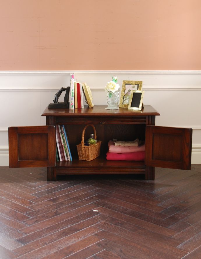 アンティークのキャビネット　アンティーク家具　アンティークの英国家具、彫りがカッコイイ、オーク材の小さなカップボード。本やクッション、ブランケットなど、リビングで散らかっているものの収納に大助かり！内側も美しい状態です。(q-640-f)