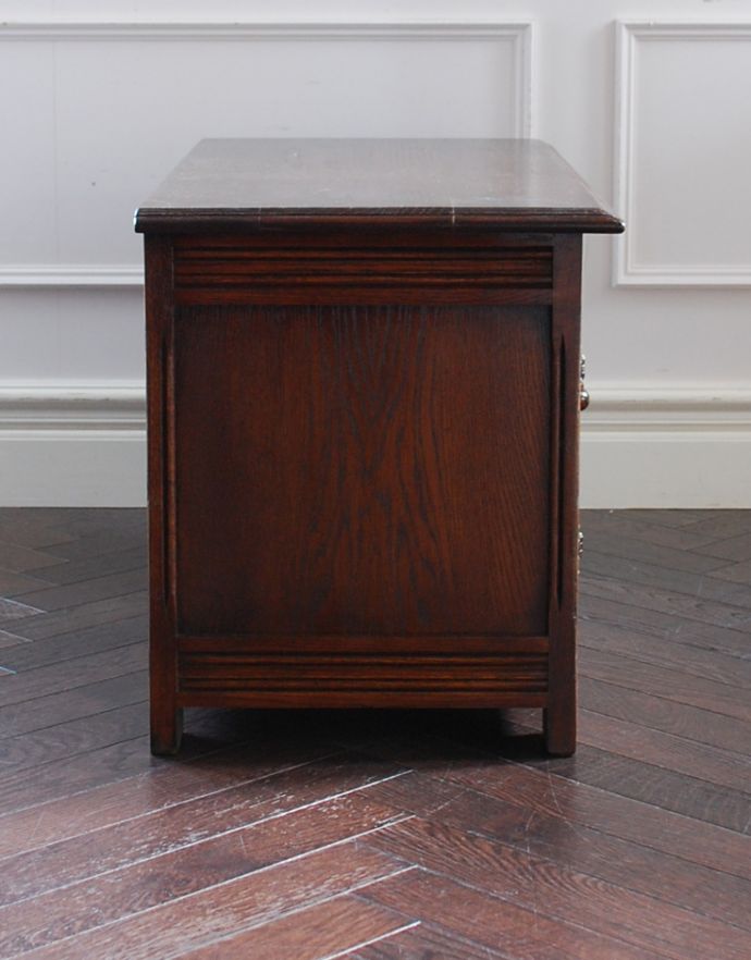 アンティークのキャビネット　アンティーク家具　アンティークの英国家具、彫りがカッコイイ、オーク材の小さなカップボード。サイドから見てもキレイです！どこから見てもかっこいいのでご安心くださいね。(q-640-f)