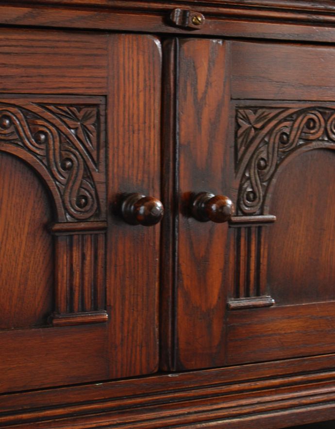 アンティークのキャビネット　アンティーク家具　アンティークの英国家具、彫りがカッコイイ、オーク材の小さなカップボード。コロンとした木製の取っ手が扉に付いています。(q-640-f)