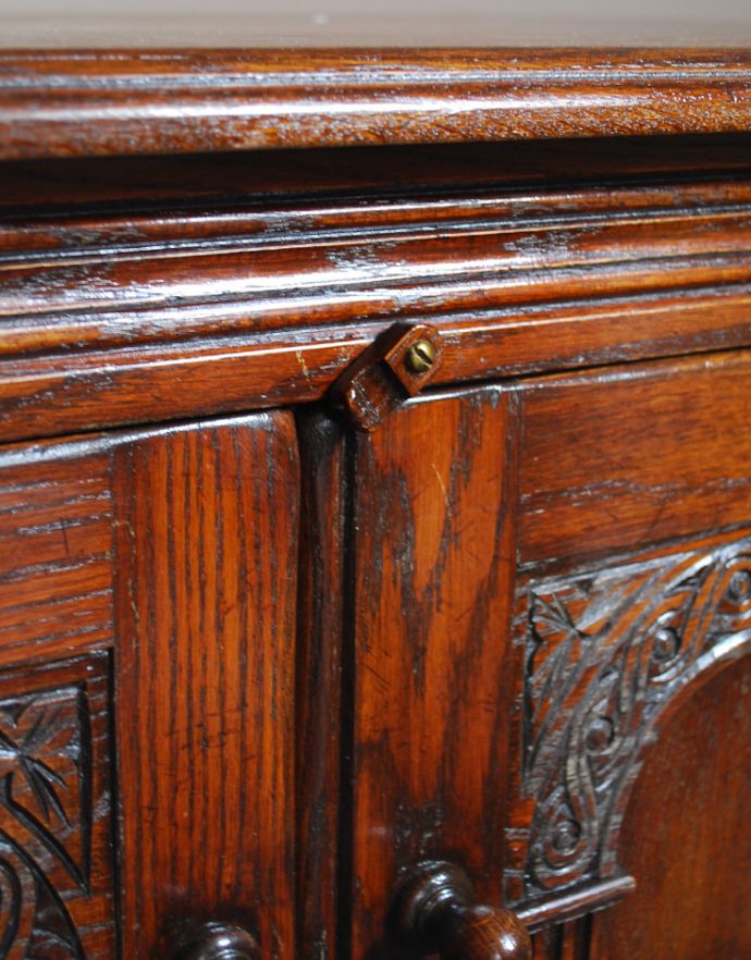 アンティークのキャビネット　アンティーク家具　アンティークの英国家具、彫りがカッコイイ、オーク材の小さなカップボード。扉を留めるストッパーも付いています。(q-640-f)