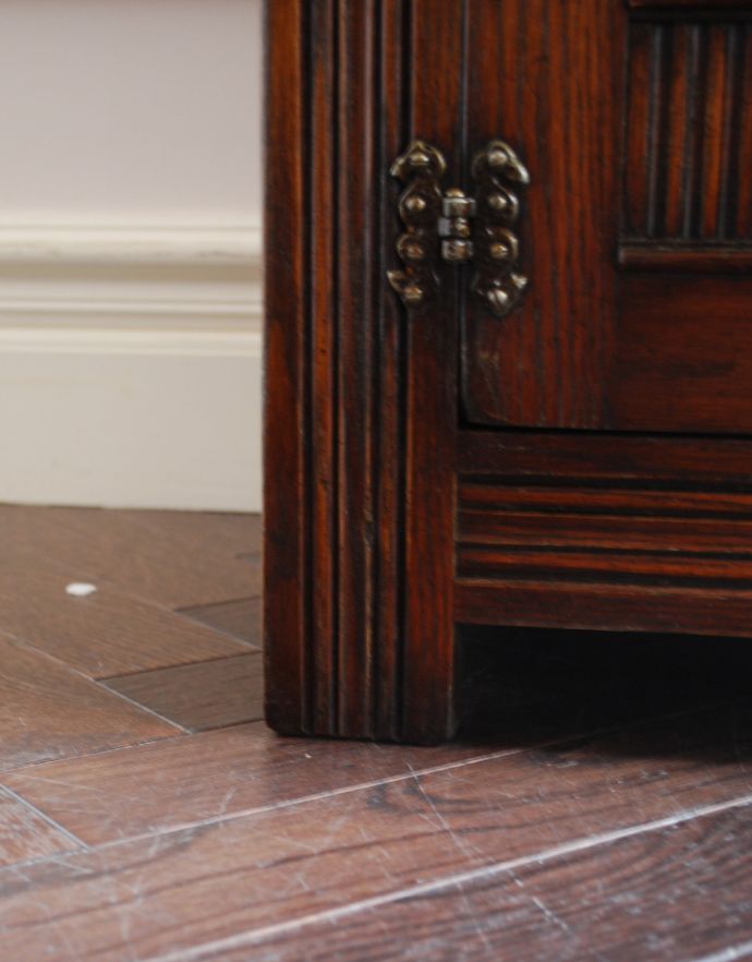 アンティークのキャビネット　アンティーク家具　アンティークの英国家具、彫りがカッコイイ、オーク材の小さなカップボード。安定感のある脚がしっかり支えます。(q-640-f)