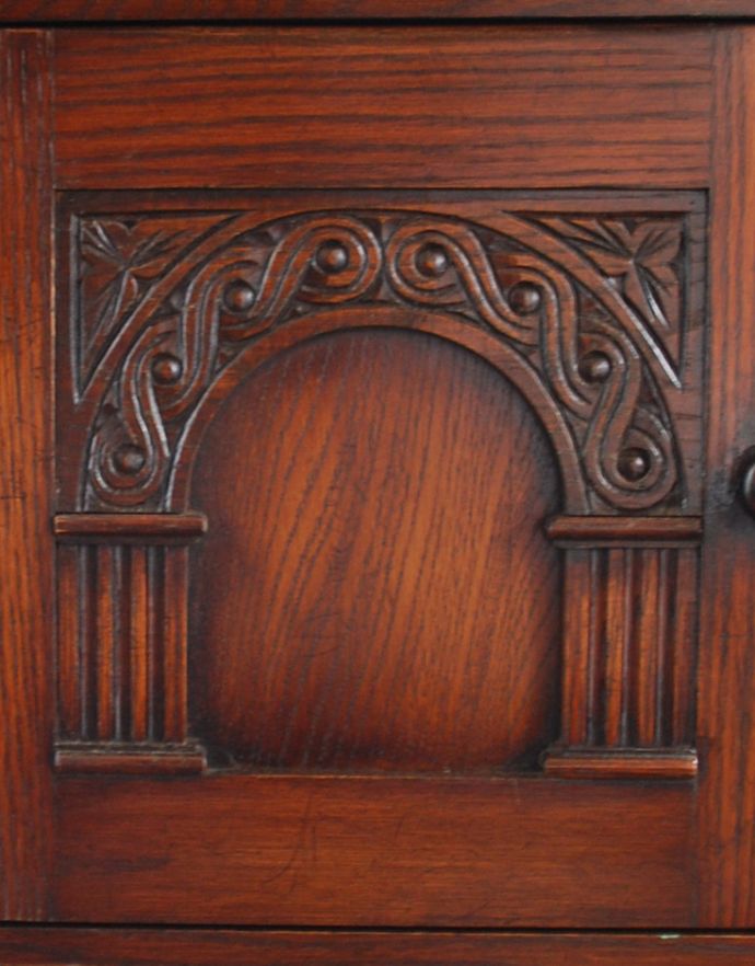 アンティークのキャビネット　アンティーク家具　アンティークの英国家具、彫りがカッコイイ、オーク材の小さなカップボード。２つとないアンティークらしい職人の技を感じる装飾です。(q-640-f)