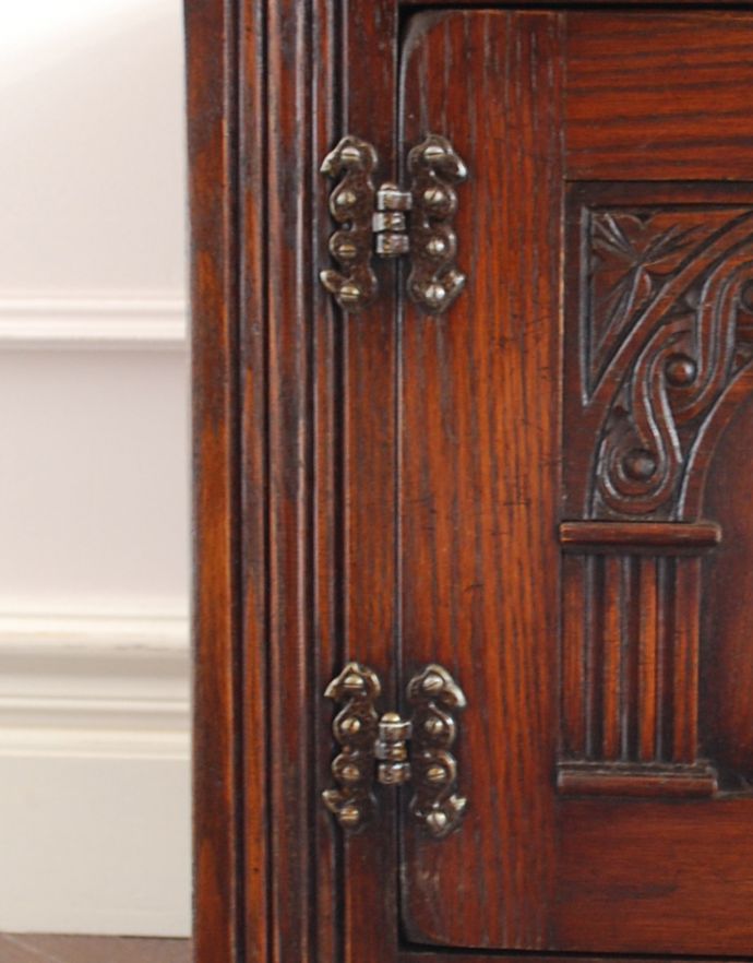 アンティークのキャビネット　アンティーク家具　アンティークの英国家具、彫りがカッコイイ、オーク材の小さなカップボード。装飾の一部として楽しめるデザインの丁番が付いています。(q-640-f)