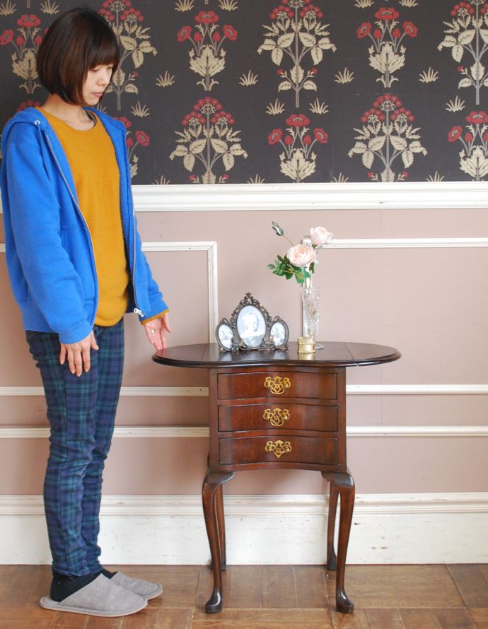 アンティークのチェスト アンティーク家具 アンティークの英国家具、伸張式のベットサイドチェスト。とっても可愛いチェスト。(q-643-f)