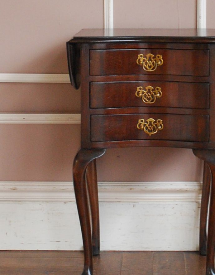 アンティークのチェスト アンティーク家具 アンティークの英国家具、伸張式のベットサイドチェスト。とても美しいマホガニーの木目です。(q-643-f)