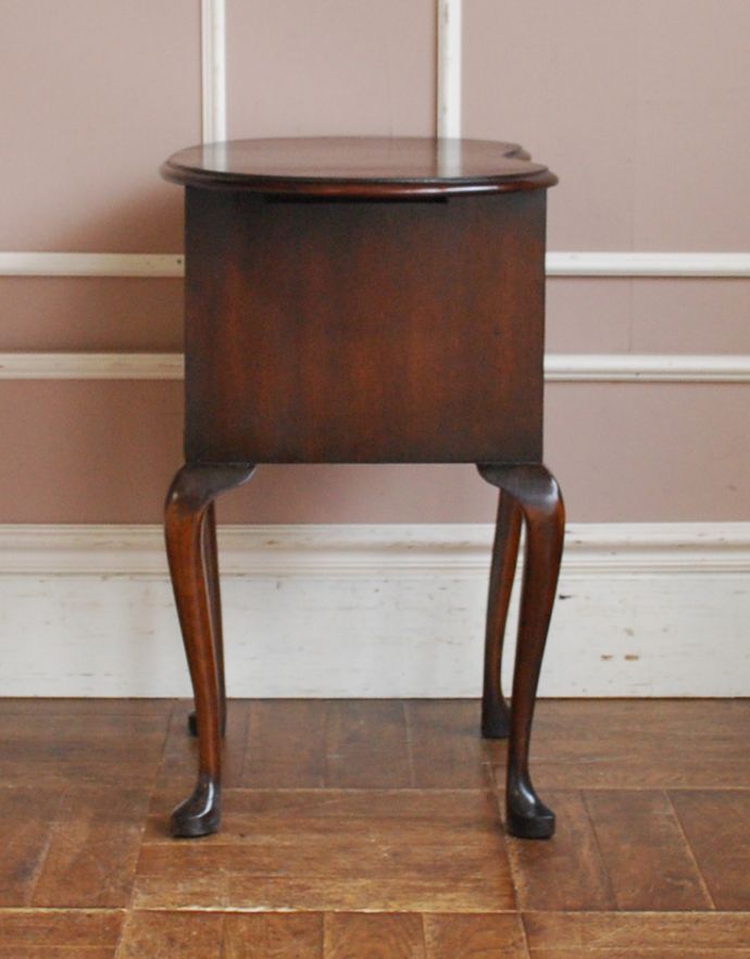 アンティークのチェスト アンティーク家具 アンティークの英国家具、伸張式のベットサイドチェスト。サイドから見ても絵になります。(q-643-f)