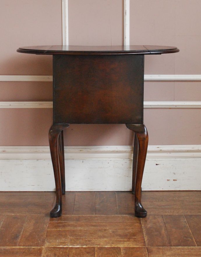 アンティークのチェスト アンティーク家具 アンティークの英国家具、伸張式のベットサイドチェスト。裏側もキチンと仕上げているので、キレイな状態です。(q-643-f)