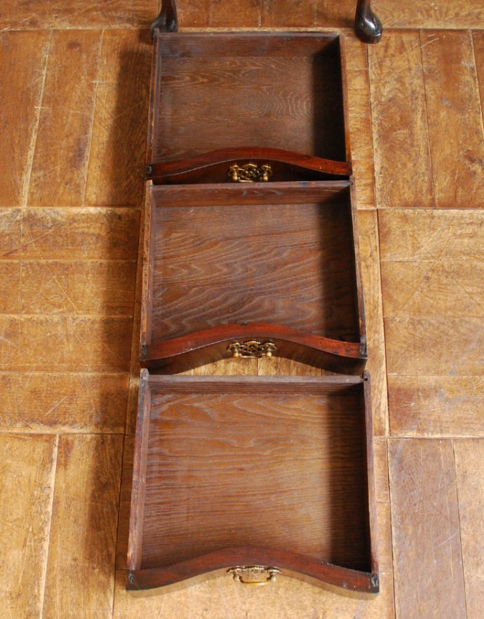 アンティークのチェスト アンティーク家具 アンティークの英国家具、伸張式のベットサイドチェスト。引き出しは3杯。(q-643-f)