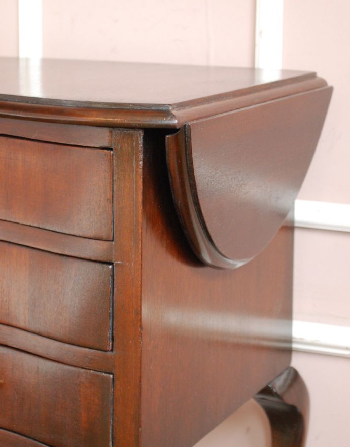 アンティークのチェスト アンティーク家具 アンティークの英国家具、伸張式のベットサイドチェスト。片開きの状態でもご使用頂けます。(q-643-f)