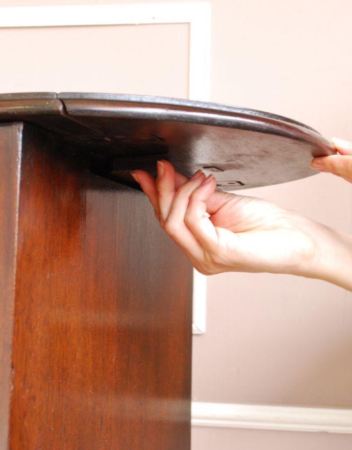 アンティークのチェスト アンティーク家具 アンティークの英国家具、伸張式のベットサイドチェスト。バーを引っ張り出すだけなので、組み立ても簡単!女性の力で大丈夫です。(q-643-f)