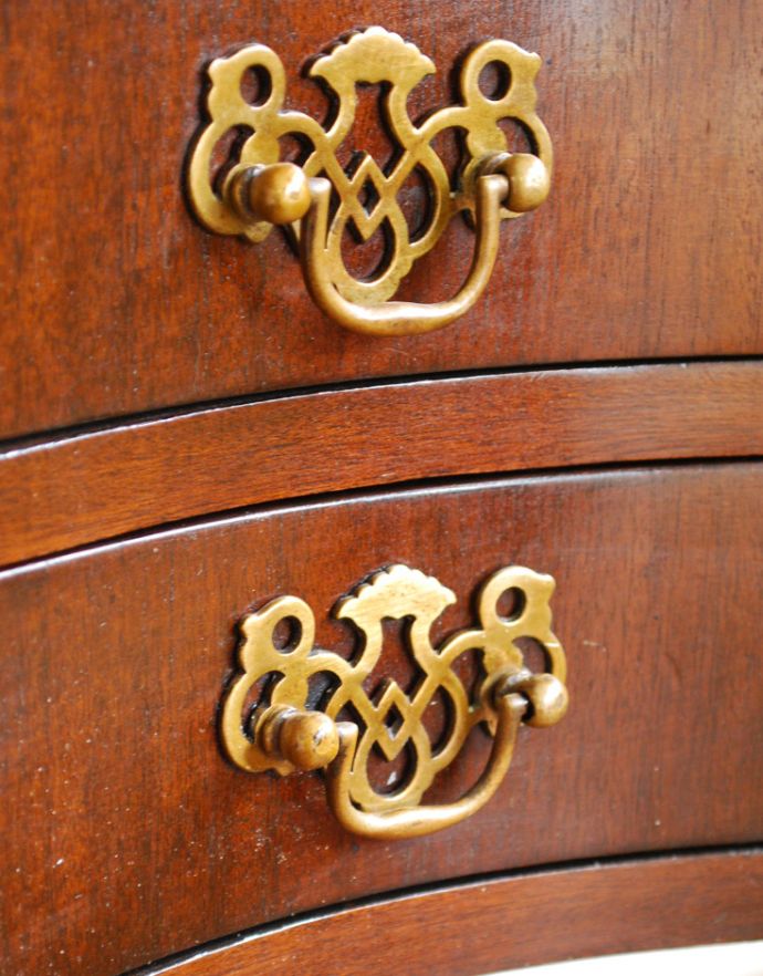 アンティークのチェスト アンティーク家具 アンティークの英国家具、伸張式のベットサイドチェスト。アンティークの装飾がオシャレな取っ手です。(q-643-f)