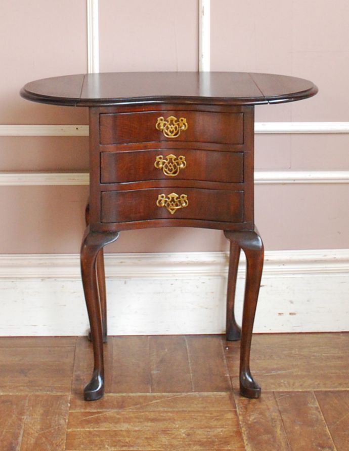 アンティークのチェスト アンティーク家具 アンティークの英国家具、伸張式のベットサイドチェスト。もちろん常に広げた状態でもお使いいただけます。(q-643-f)