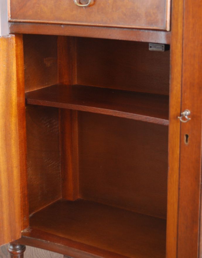 アンティークのキャビネット　アンティーク家具　美しいマホガニー材のアンティーク家具、英国輸入のグラスキャビネット（飾り棚）。生活感のあるものは、引き出しと扉の奥に何でも収納しちゃいましょう。(q-644-f)