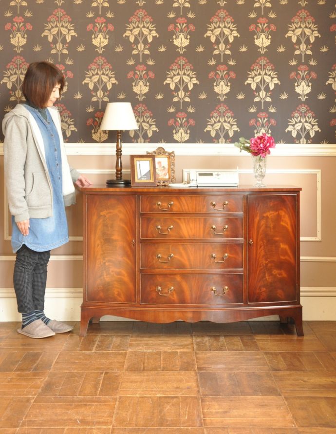 アンティークのキャビネット アンティーク家具 英国の品のある美しさ、マホガニー材のアンティークのカップボードチェスト(食器棚)。落ち着きがあって優しい印象を与えてくれます。(q-645-f)