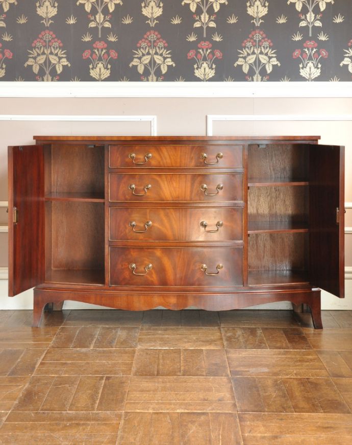 アンティークのキャビネット アンティーク家具 英国の品のある美しさ、マホガニー材のアンティークのカップボードチェスト(食器棚)。扉の奥には見せたくないものを収納できます!生活感のあるものは、引き出しと扉の奥に何でも収納しちゃいましょう。(q-645-f)