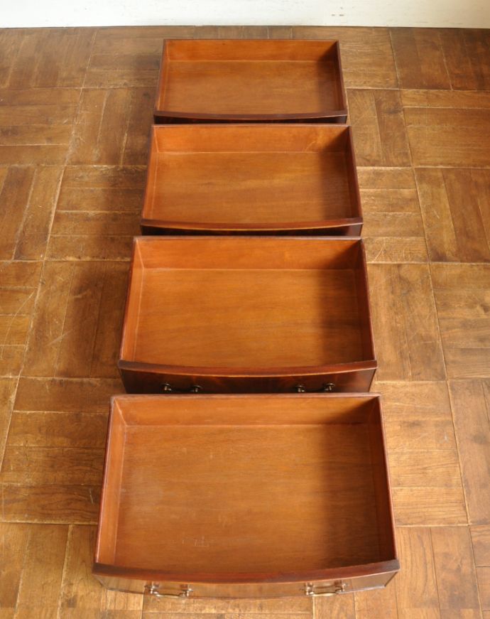 アンティークのキャビネット アンティーク家具 英国の品のある美しさ、マホガニー材のアンティークのカップボードチェスト(食器棚)。引き出しは4杯付いています。(q-645-f)