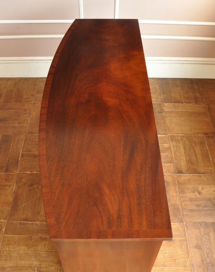 アンティークのキャビネット アンティーク家具 英国の品のある美しさ、マホガニー材のアンティークのカップボードチェスト(食器棚)。天板もピカピカにお直ししました。(q-645-f)