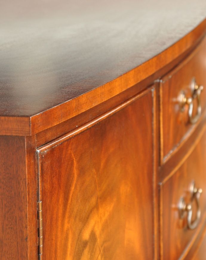 アンティークのキャビネット アンティーク家具 英国の品のある美しさ、マホガニー材のアンティークのカップボードチェスト(食器棚)。緩やかにカーブしたボディ。(q-645-f)