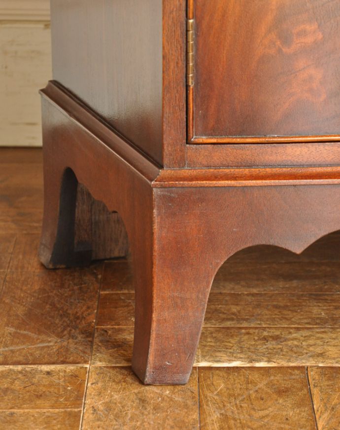 アンティークのキャビネット アンティーク家具 英国の品のある美しさ、マホガニー材のアンティークのカップボードチェスト(食器棚)。安定感のある脚がしっかり支えます。(q-645-f)