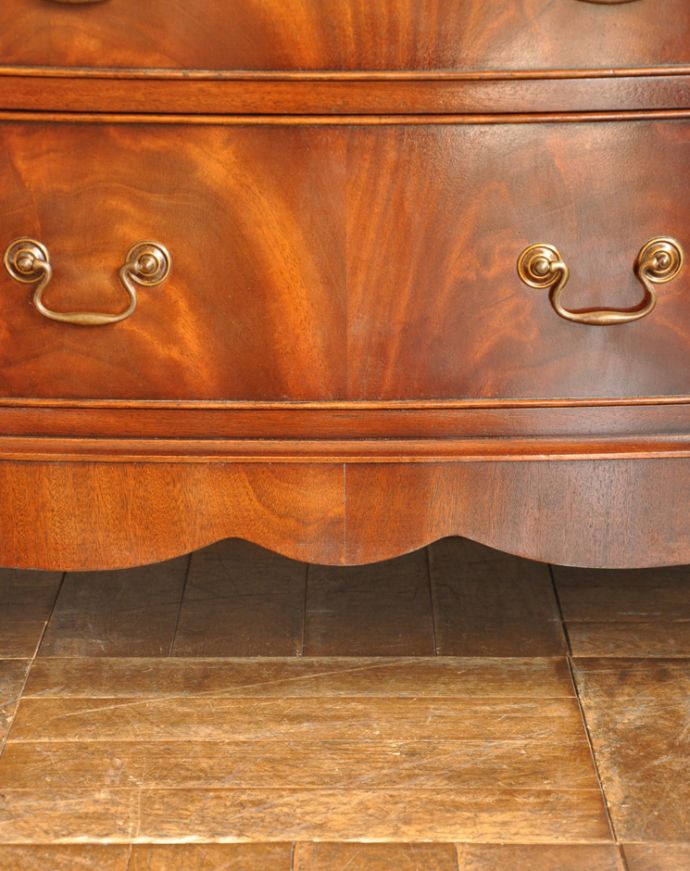 アンティークのキャビネット アンティーク家具 英国の品のある美しさ、マホガニー材のアンティークのカップボードチェスト(食器棚)。細やかなデザインの彫りが施されています。(q-645-f)